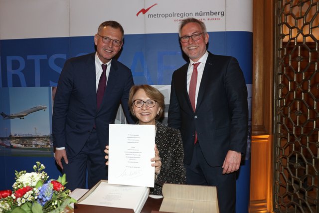 Die Botschafterin beim Eintrag ins Goldene Buch der IHK. | Foto: © Kurt Fuchs/IHK