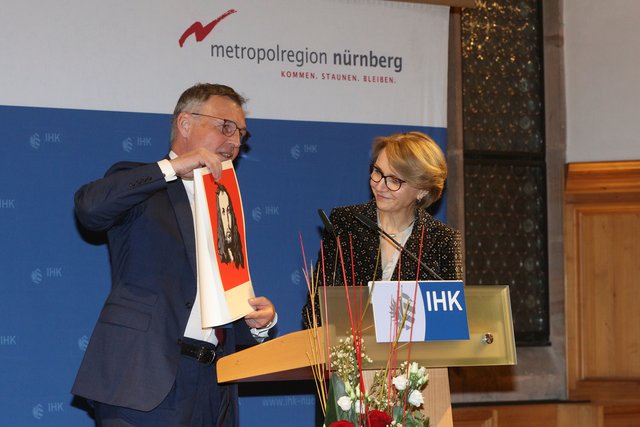 Ein Dürer-Druck als Geschenk für die französische Botschafterin. | Foto: © Kurt Fuchs/IHK