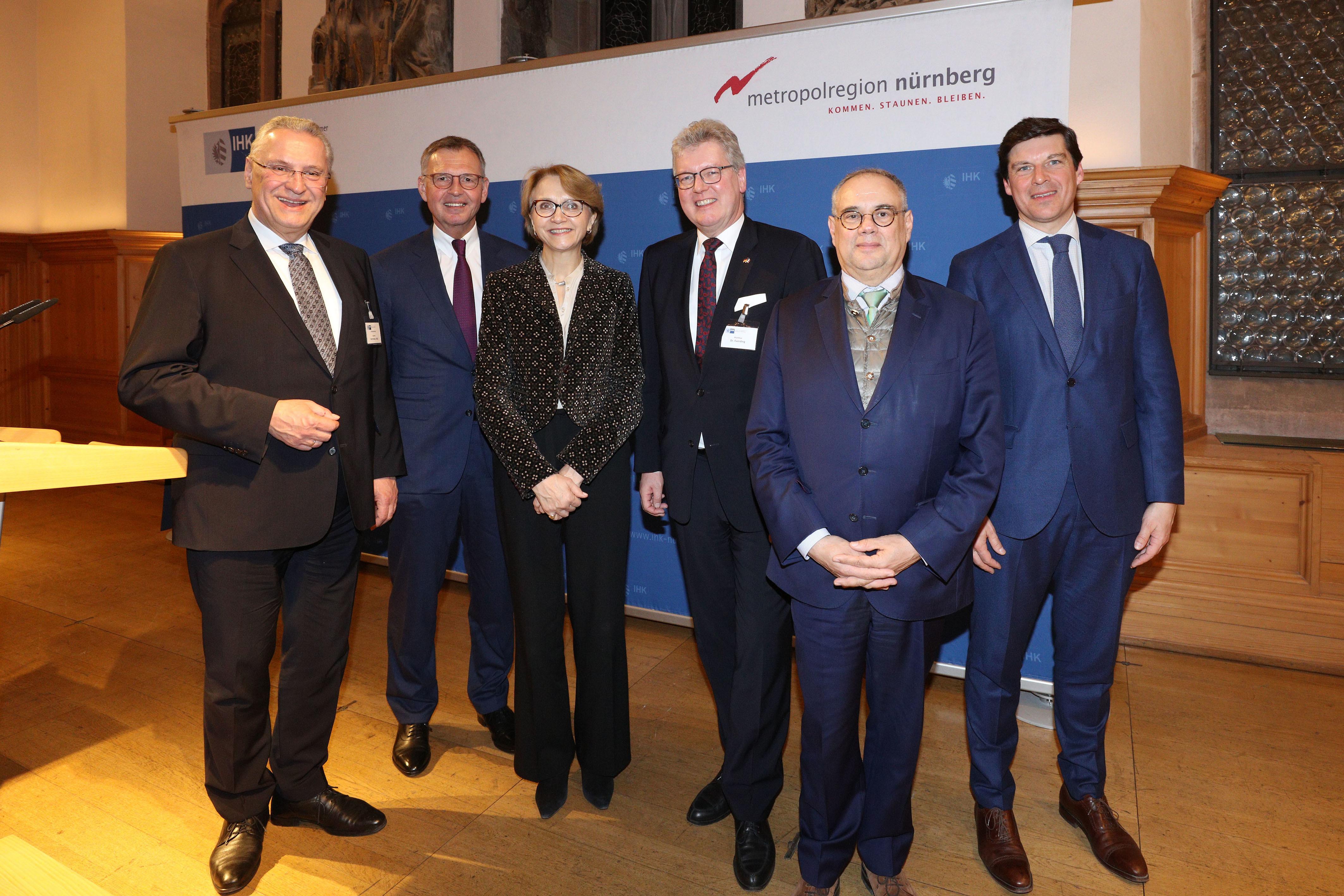 Innenminister Joachim Herrmann, IHK-Präsident Dirk von
Vopelius, Frankreichs Botschafterin Anne-Marie Descôtes, Honorarkonsul Dr. Matthias Everding, Generalkonsul Pierre Lanapats, stv. Generalkonsul Benoît Schneider (v.li.).