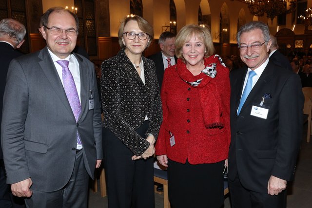 (v.li): Bundeslandwirtschaftsminister a.D. Christian Schmidt, Anne-Marie Descôtes, Evi Kurz (Ludwig-Erhard-Zentrum Fürth) und BDI-Präsident Prof. Dieter Kempf.
 | Foto: © Kurt Fuchs/IHK