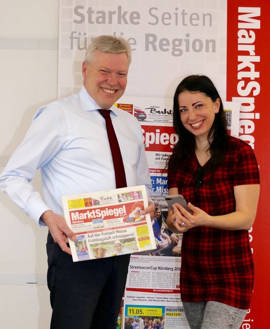 MarktSpiegel auf allen Kanälen: Geschäftsführer Harald Greiner präsentiert die bewährte Printausgabe, seine Assistentin Jenny Reichenbacher schaut nach den marktspiegel.de - News auf dem Smartphone.  | Foto: Nicole Fuchsbauer