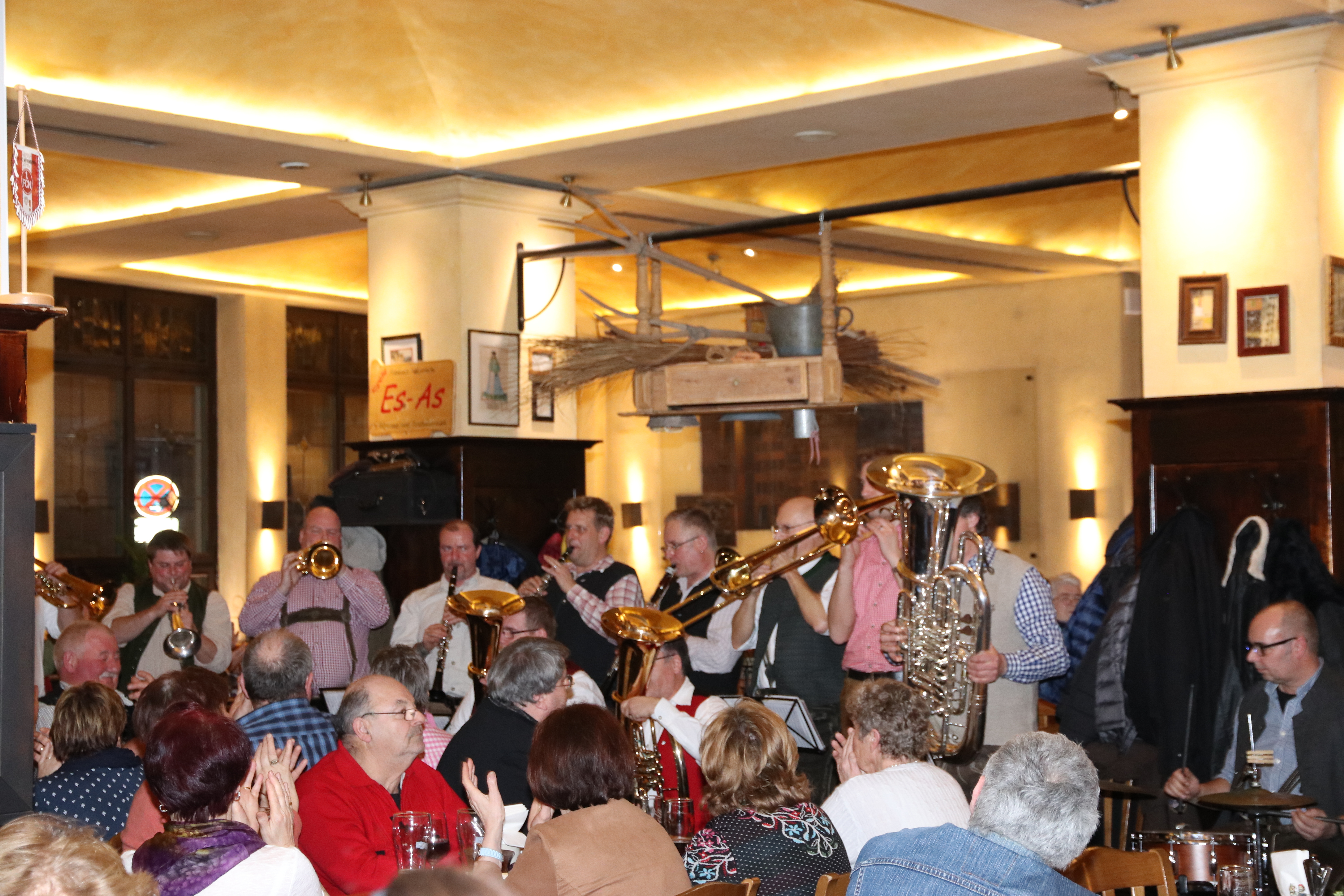 Die Blaskapelle „EsAs/Geigenbauerkapelle“ aus Bubenreuth sorgte für die richtige musikalische Stimmung.