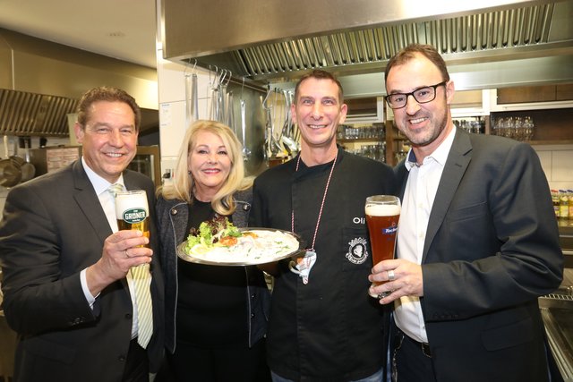 Fürths Bürgermeister Markus Braun, Tucher Verkaufsleiterin Gabriele Leroch, Schalender-Wirt Oliver Winkel und Tucher-Gastronomiedirektor Jörg Träger (v.l.). | Foto: John R. Braun