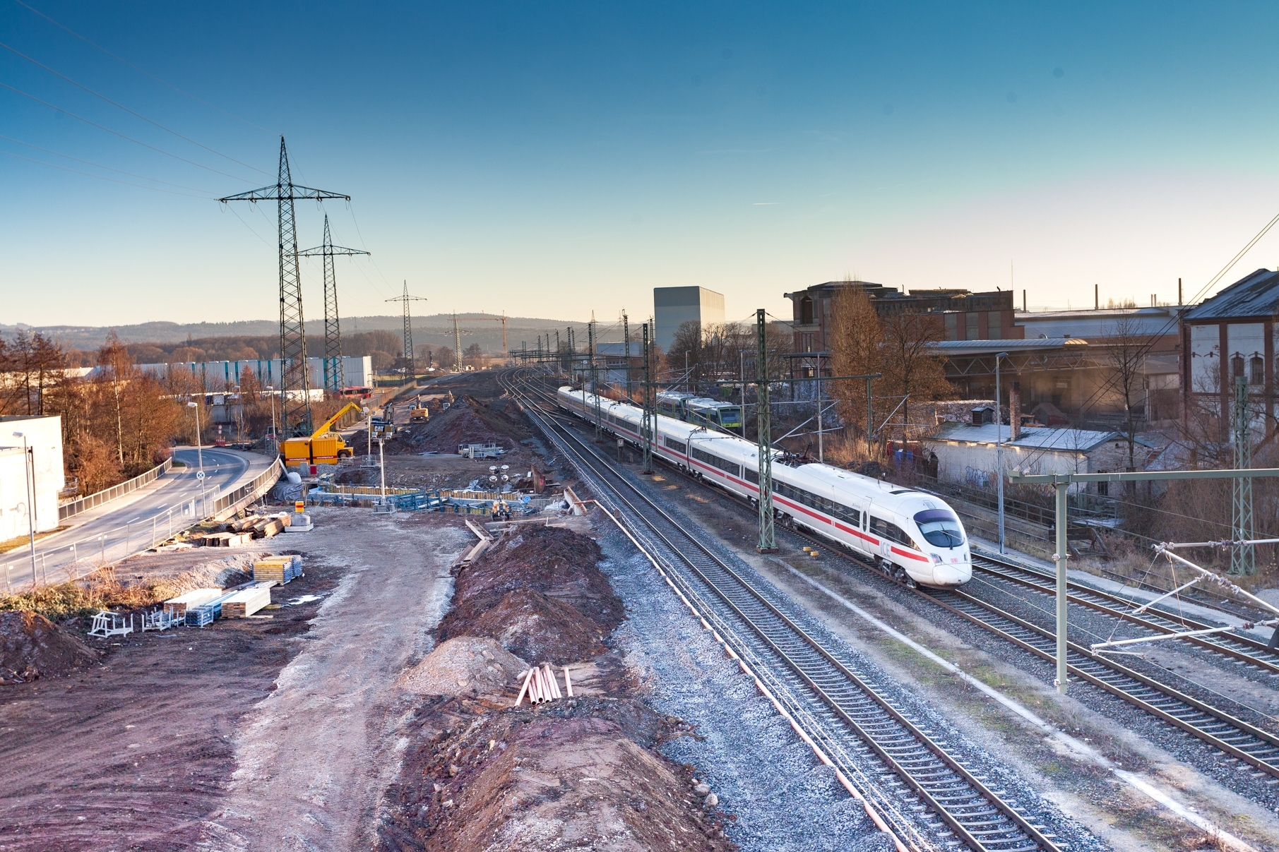 Hier am Bahnhof in Forchheim ist der Ausbau der ICE-Strecke weitgehend fertig.