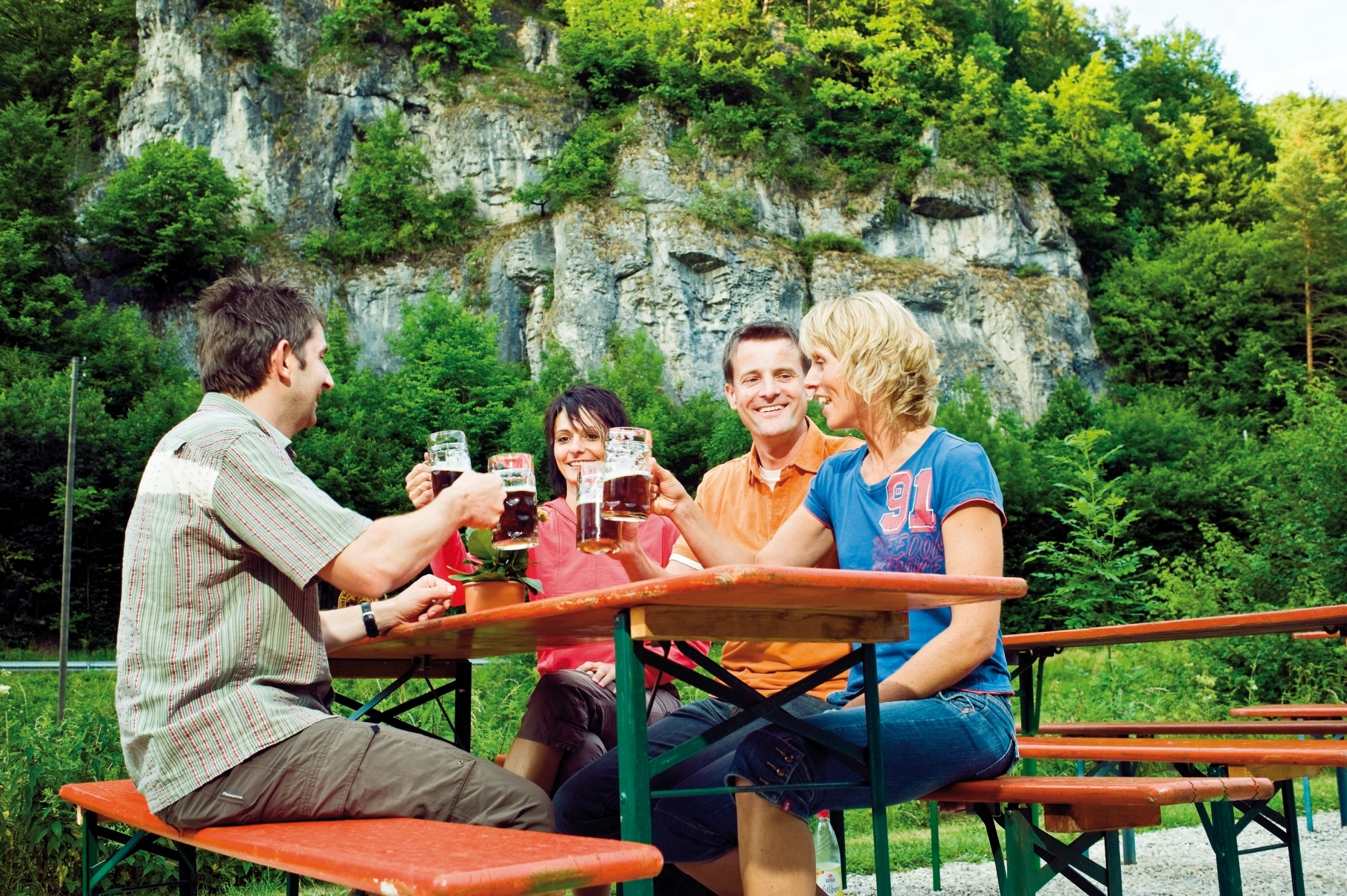 Geselliges Biertrinken auf Biertischgarnituren ist sehr beliebt in der Region.