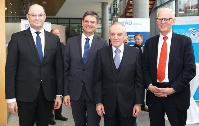Freischaltung des BayernWLAN an der WiSo in Nürnberg (v.l.): Finanz- und Heimatminister Albert Füracker, Prof. Dr.-Ing. Joachim Hornegger, Präsident der Friedrich-Alexander-Universität Erlangen-Nürnberg (FAU), Hans-Peter Schmidt, Vorsitzender des Stiftungsrats der NÜRNBERGER Versicherung und Prof. Dr. Siegfried Balleis, Alt-Oberbürgermeister der Stadt Erlangen.