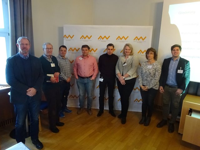 Teilnehmer des 3. Netzwerktreffens in Amberg -Lkr. Forchheim 2 (v. l. n. r.: Bauamtsleiter Stadt Ebermannstadt Herbert Bloß, Gemeinderatsmitglied Gemeinde Effeltrich Dr. Christoph Wurmthaler, Klimaschutzbeauftragter des Landratsamts Forchheim Dominik Bigge, Technischer Bauamtsleiter Gemeinde Effeltrich Andreas Reißner, Bürgermeister Gemeinde Hallerndorf Torsten Gunselmann, Bürgermeisterin Gemeinde Effeltrich Kathrin Heimann, Liegenschaftsverwaltung Markt Neunkirchen am Brand Inge Haas, Geschäftsführer Institut für Energieinformatik Dipl.-Ing. (FH) Max Conrad).