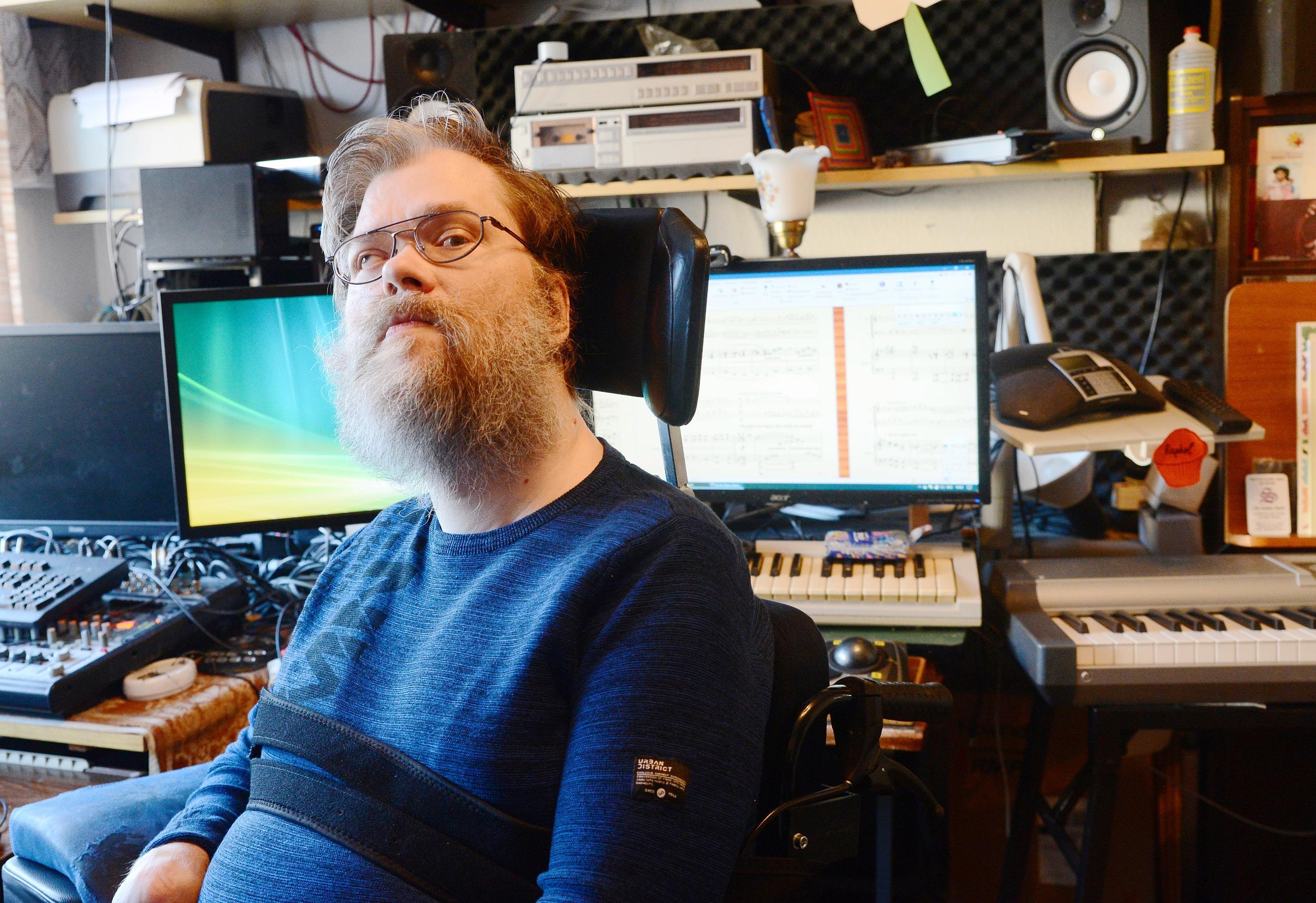 Musik ist seine große Leidenschaft: Komponist Patrick Schönbach in seinem Tonstudio.