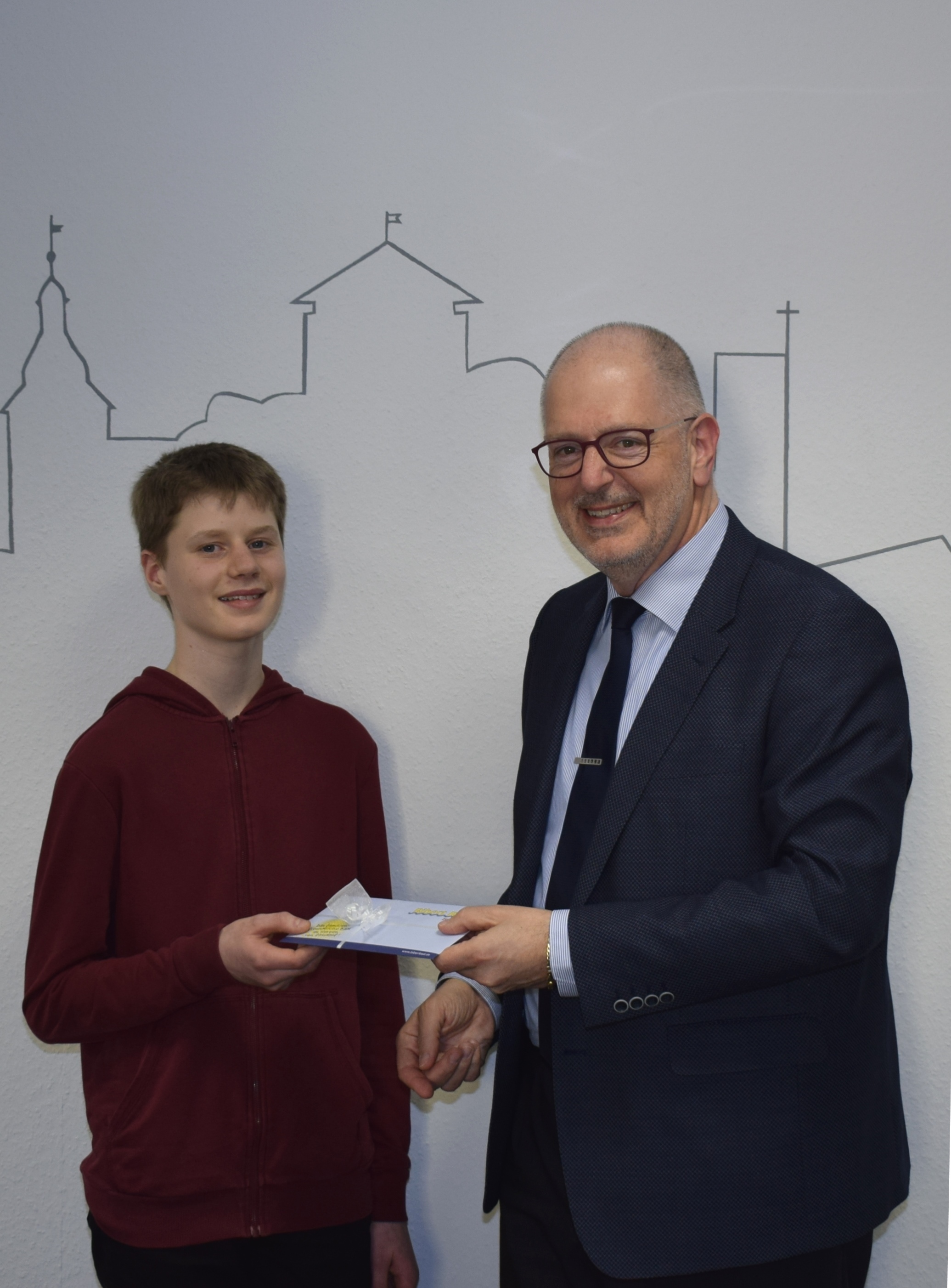 Bürgermeister Thomas Zwingel freute sich über den Besuch von Kian Sander, dem im bayernweiten Fotowettbewerb „Natur im Fokus“ das Siegerbild in seiner Altersklasse gelungen ist.