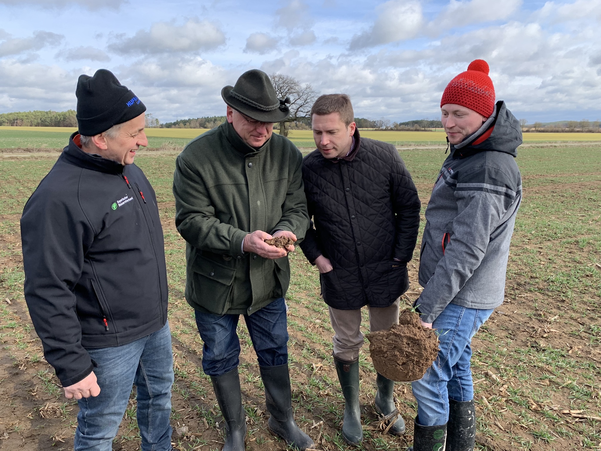 Der Regenwurm als Bodenverbesserer (v.l.n.r.): Kreisobmann Peter Köninger, Horst Krehn AELF, Landrat Matthias Dießl und Steffen Köninger bei der Spatendiagnose.