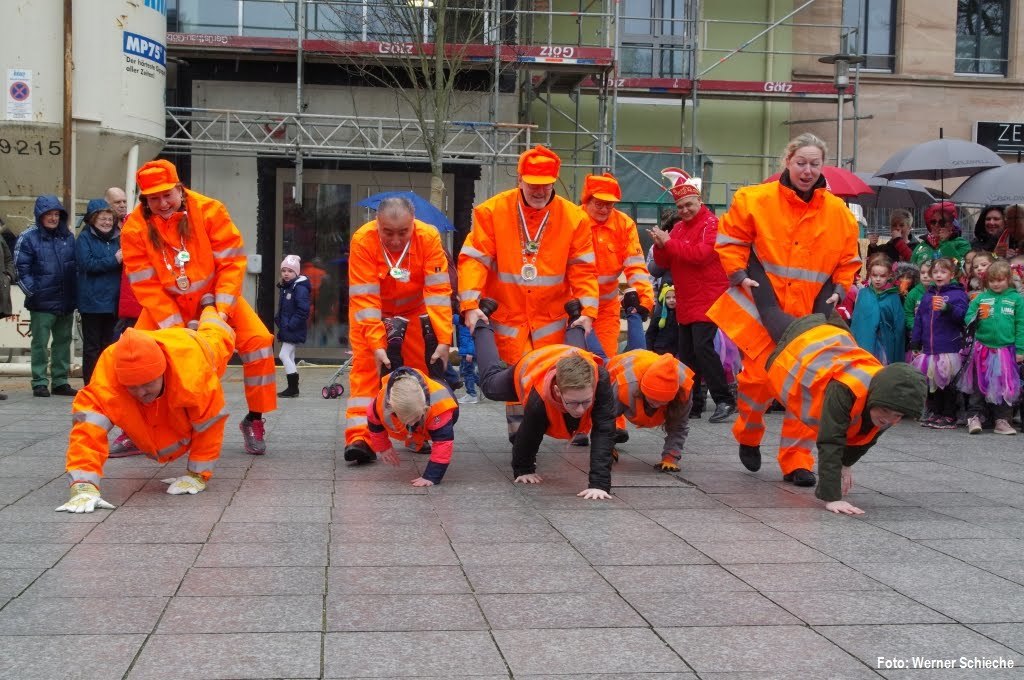 Beim menschlichen Schubkarrenrennen wurde voller (Körper-)Einsatz für die Rückeroberung des Stadtschlüssels gezeigt.