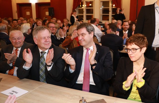 Günther Beckstein (Ministerpräsident a.D.), Karl Freller (Vizepräsident Landtag Bayern), Bayerns Ministerpräsident Dr. Markus Söder (CSU) und CDU-Vorsitzende Annegret Kramp-Karrenbauer.  | Foto: Udo Dreier