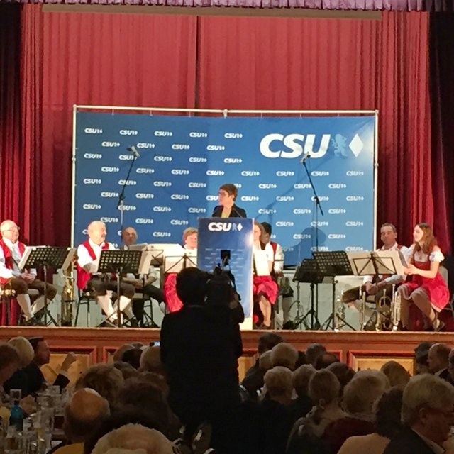 Traditionelles CSU-Fischessen im Genossenschaftssaalbau mit Markus Söder und Annegret Kramp-Karrenbauer.  | Foto: Nicole Fuchsbauer