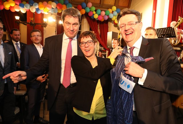 Traditionelles CSU-Fischessen im Genossenschaftssaalbau mit CSU-Vorsitzenden Markus Söder (l.) CDU-Vorsitzender Annegret Kramp-Karrenbauer und CSU-Bezirksvorsitzenden Michael Frieser (r.).  | Foto: Udo Dreier