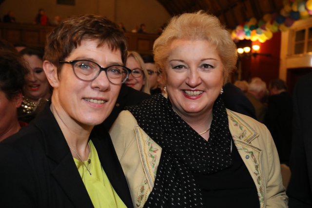Annegret Kramp-Karrenbauer und Landtagsabgeordnete Petra Guppenberger (r.). | Foto: Udo Dreier
