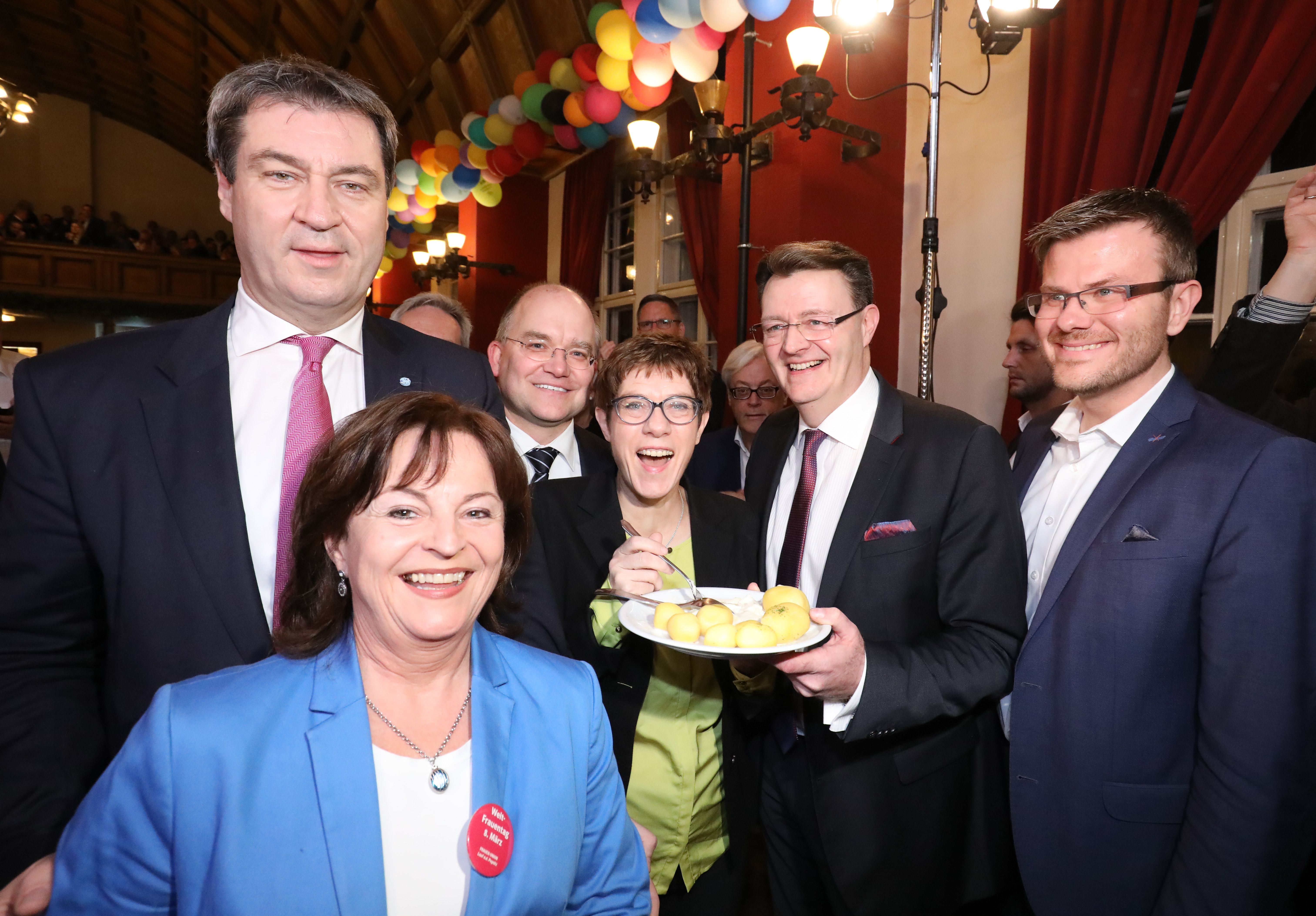 Fischessen bei der CSU-Nürnberg (v.l.): Bayerns Ministerpräsident Dr. Markus Söder, Marlene Mortler (MdB), Sebastian Brehm (MdB), Annegret Kramp-Karrenbauer (CDU-Vorsitzende), Michael Frieser (MdB) und Macus König (CSU-Fraktionsvorsitzender Nürnberg).
