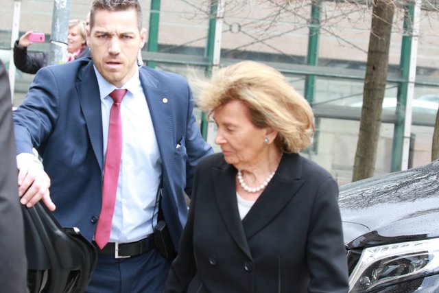 Gut bewacht: Charlotte Knobloch, Präsidentin der Israelitischen Kultusgemeinde München bei ihrer Ankunft vor dem Staatstheater.  | Foto: Udo Dreier