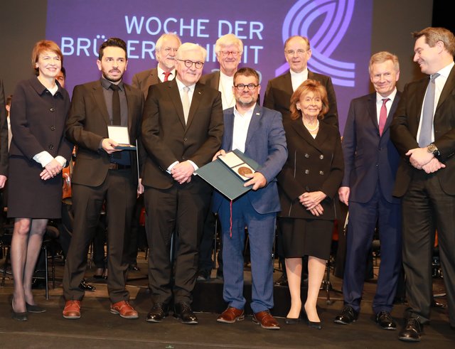 Elke Büdenbender (Ehefrau von Frank-Walter Steinmeier), Dervis Hizarci, Bundespräsident Frank-Walter Steinmeier,  Ralf Hron (NDC), Charlotte Knobloch, Präsidentin der Israelitischen Kultusgemeinde München, Christian Wulff, Ex-Bundespräsident sowie Dr. Markus Söder, Ministerpräsident Bayern (v.l, vordere Reihe.).  | Foto: Udo Dreier