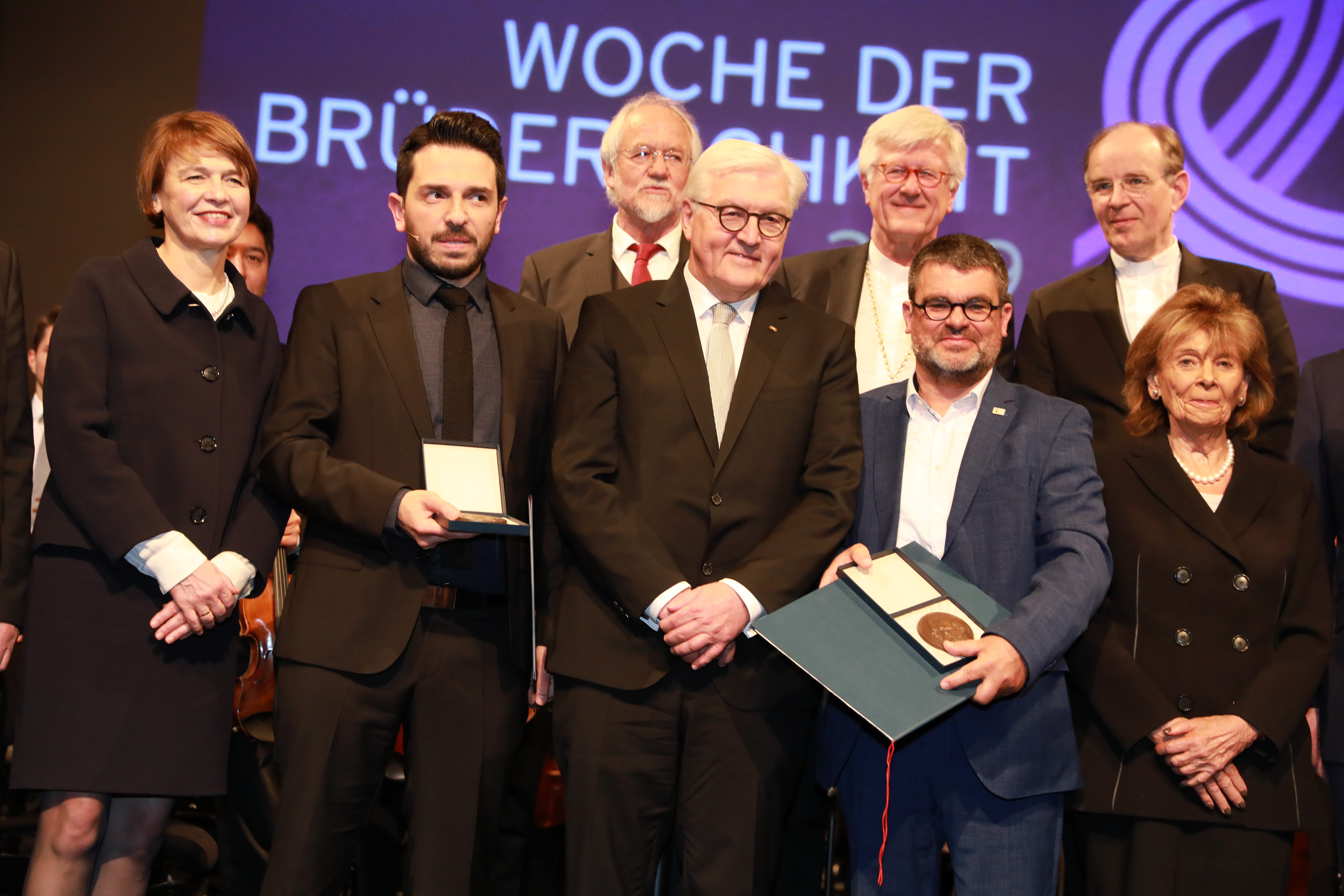 Die Preisträger der Buber-Rosenzweig-Medaille 2019: Dervis Hizarci (2.v.l.), Kreuzberger Initiative gegen Antisemitismus, und Ralf Hron (2.v.r), Vorstandsvorsitzender des Netzwerk für Demokratie und Courage e.V. (NDC) zusammen mit (v.l.) Elke Büdenbender (Ehefrau von Frank-Walter Steinmeier), Dervis Hizarci, Bundespräsident Frank-Walter Steinmeier, Ralf Hron (NDC) und Charlotte Knobloch, Präsidentin der Israelitischen Kultusgemeinde München (r.).