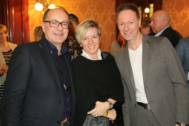 Unter den Geburtstagsgästen: Tucher Marketingdirektor Kai Eschenbacher (li.) mit Möbel Höffner-Hausleiterin Simone Leuchauer und ihrem Mann Franco. | Foto: © Jürgen Friedrich