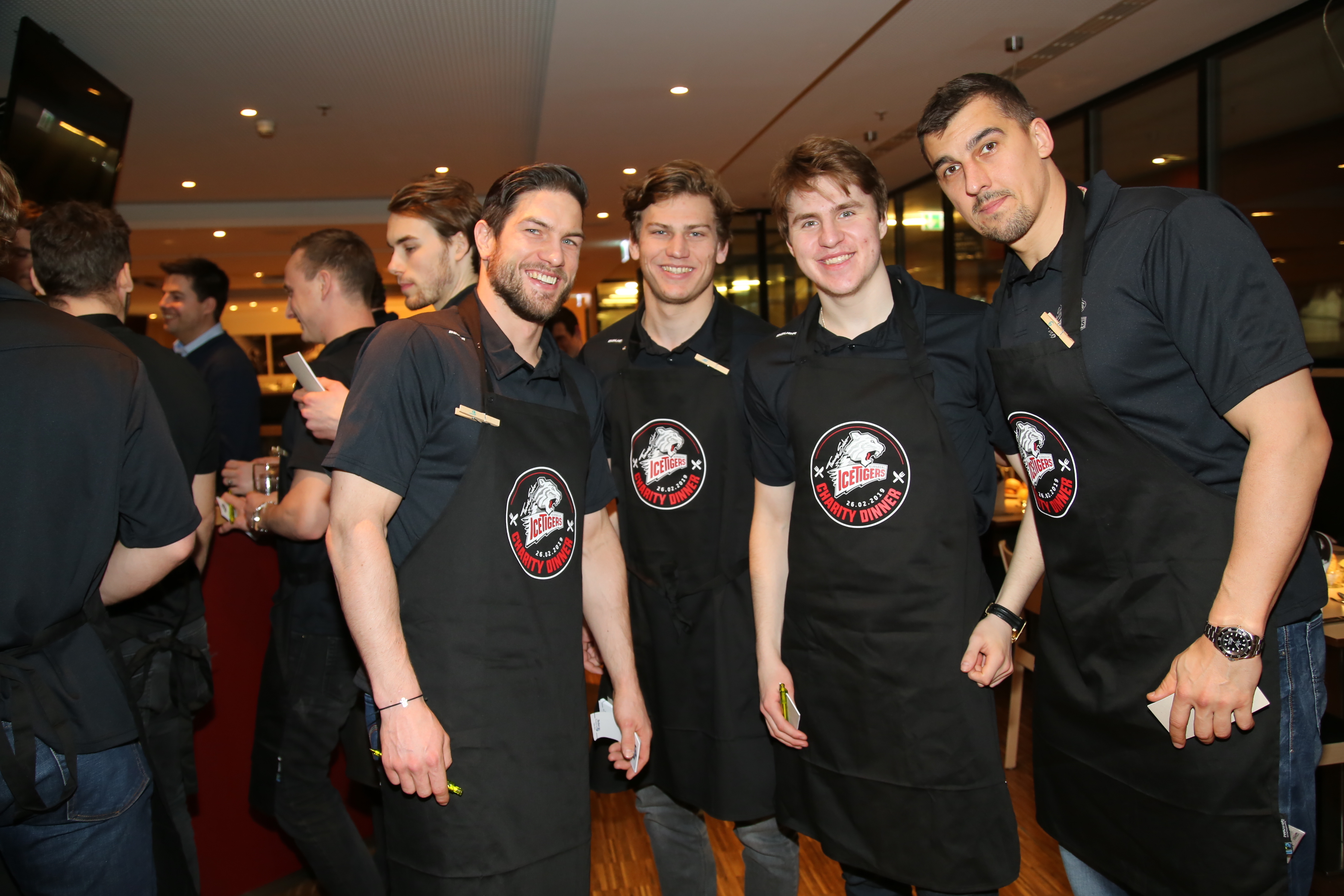Auf geht's, Männer: Die Ice Tigers-Stars Martin Štajnoch, Leo Pföderl, Eugen Alanov und Milan Jurcina (von links) sind bereit für ihre Fans!