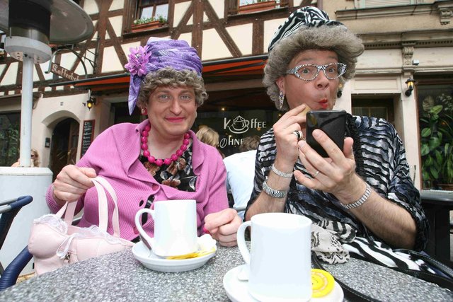 Heißmann (li.) und Rassau in ihrer berühmtesten Rolle als Kult-Witwen. | Foto: © Jürgen Friedrich