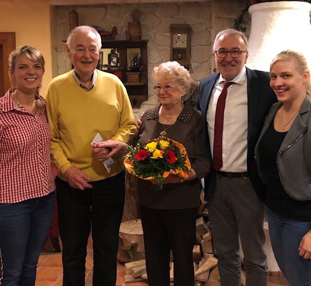 Die geehrten Dieter und Inge Hocke aus Eppelheim (Mitte), Diana Regus (Juniorchefin), Dieter Hocke und Inge Hocke, Heiligenstadts Bürgermeister Helmut Krämer und Madlen Marcks (v.l.).