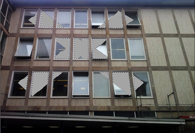 Ein großes X auf der Außenfassade entworfen von Karina Kueffner weist den Weg zur Vernissage. 
 | Foto: Karina Kueffner