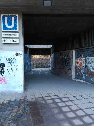 Durchgang an der Norishalle südlich der
Pegnitz mit Richtungsmarkierung.