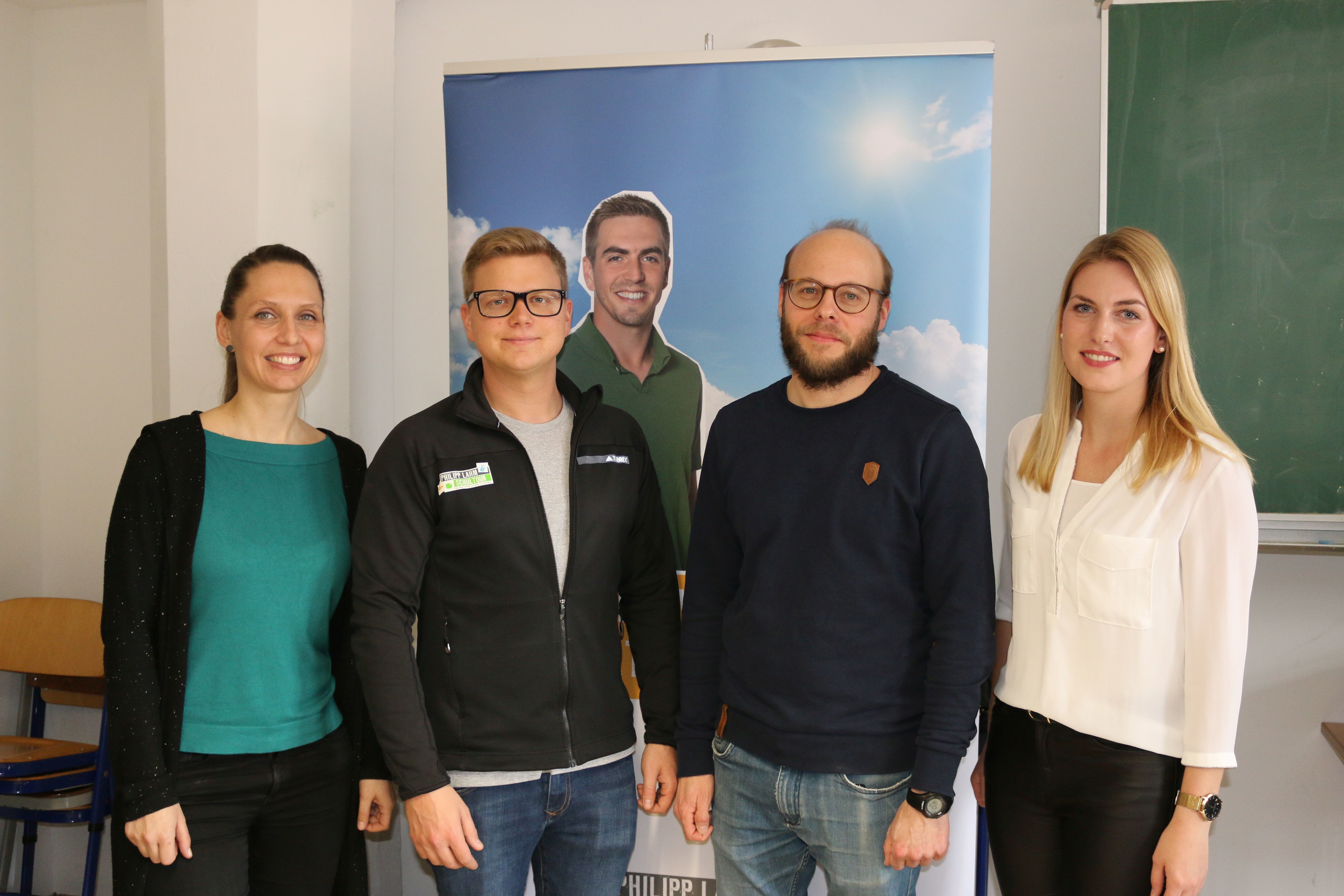 Freuen sich, dass die Philipp Lahm Schultour an der Adolf-Reichwein Schule Station macht: v.l.: Ruth Johnke, Direkto-rin der Adolf-Reichwein-Schule, Jakob Weinzierl, Roadshow-leiter spiel & sport team GmbH, Andreas Lange, Lehrer Adolf-Reichwein-Schule, Julia Veitengruber, Presse- und Öffentlichkeitsarbeit AOK in Nürnberg.