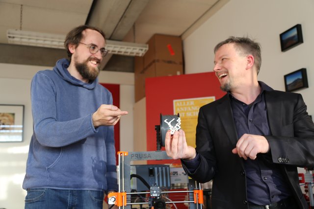 Magie 3D-Drucker: historische Texte in eine Form gebracht. Die Form der Objekte variiert – wie die Schriftstücke auch.  | Foto: FAU