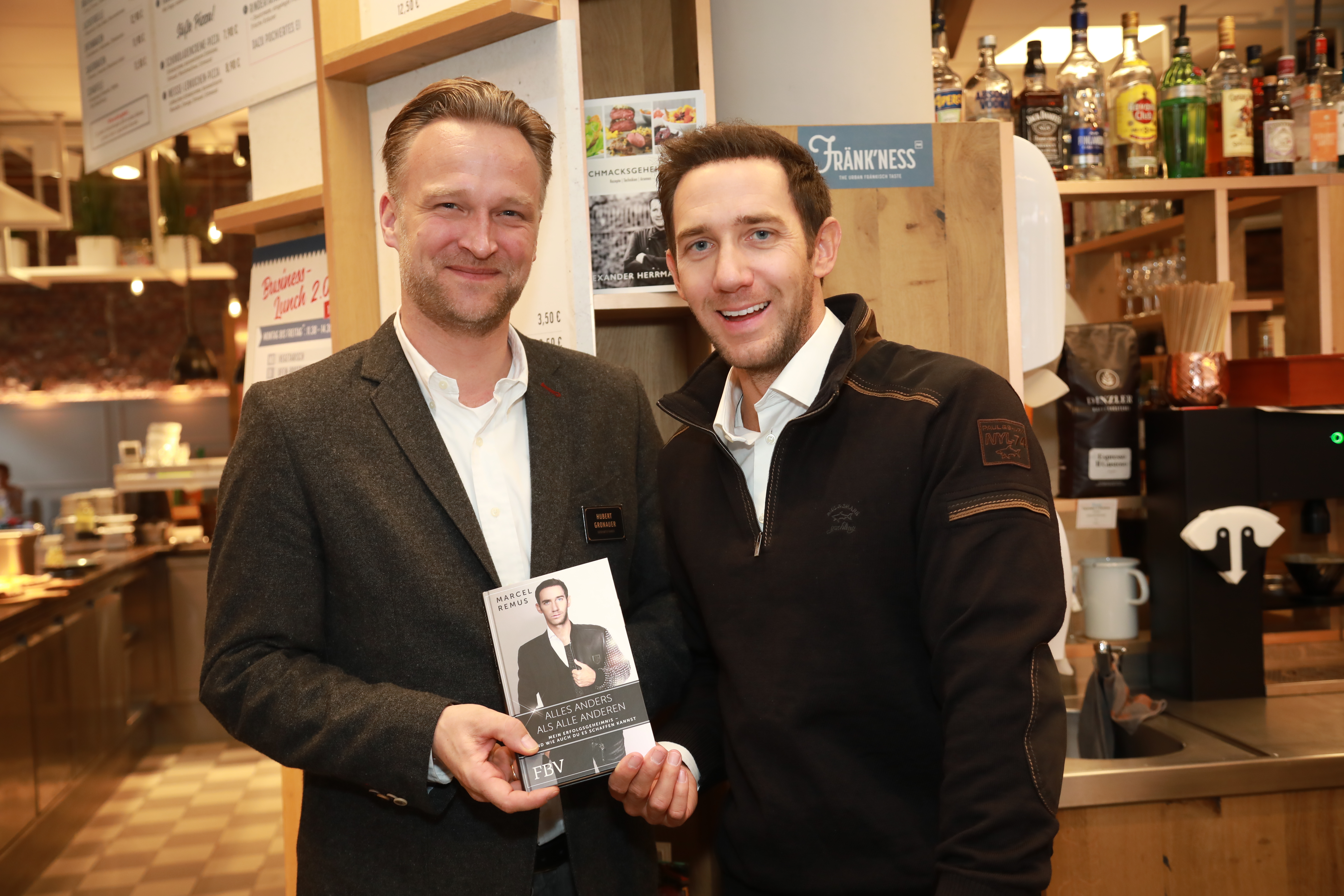 Marcel Remus (rechts) wird von Hubert Gronauer, dem Geschäftsführer des Restaurants ,,Imperial" an der Königstraße, in Nürnberg begrüßt.