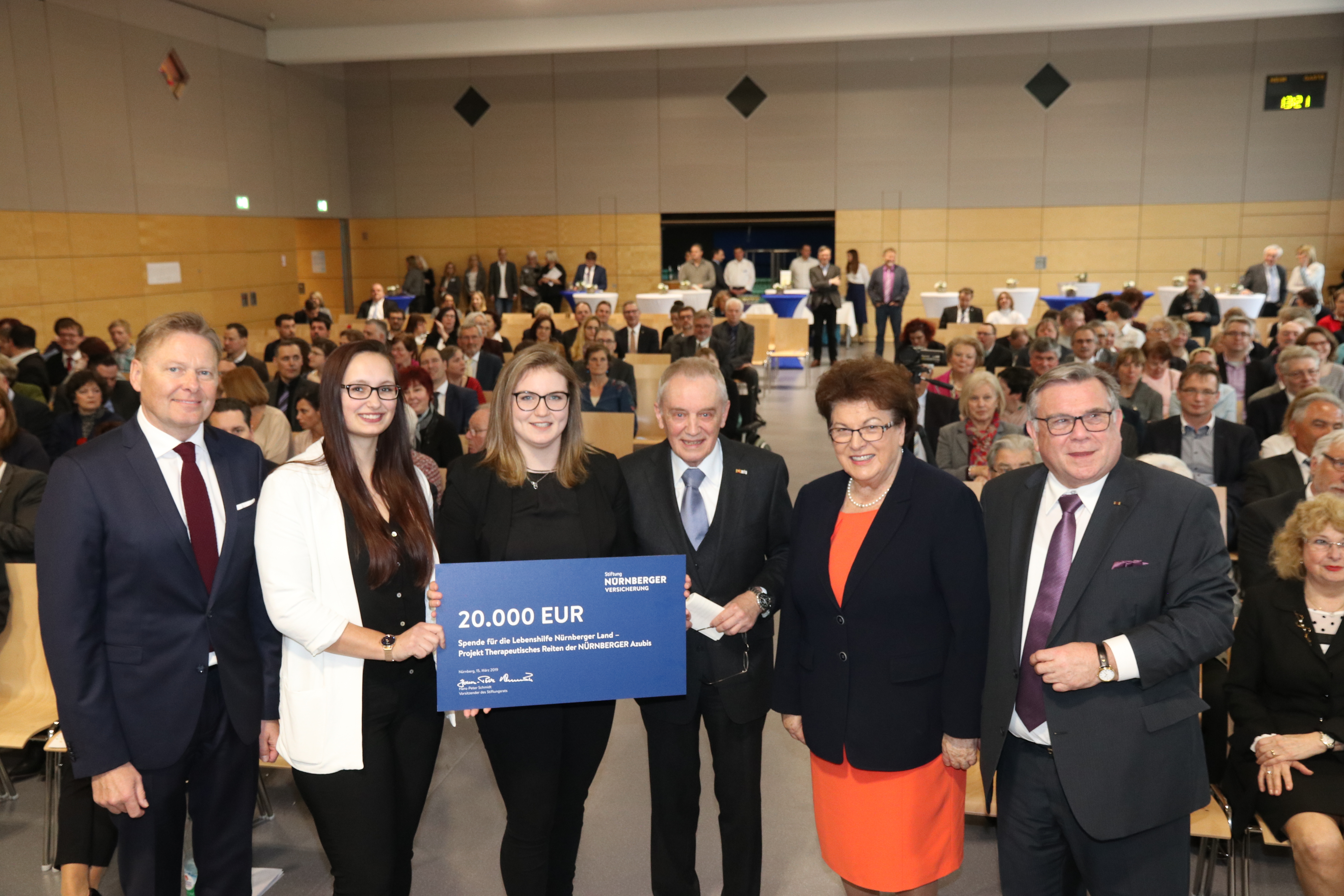 Konsul Hans-Peter Schmidt (M.),Vorsitzender des Stiftungsrats der Stiftung NÜRNBERGER Versicherung, und die NÜRNBERGER Azubis Carolin Kranz (2.v.l.) und Lena Herzog (3.v.l.) überbrachten einen Spendenscheck in Höhe von 20.000 Euro. Lebenshilfe Geschäftsführer Norbert Dünkel (l.)n Lebenshilfe Vorsitzender Gerhard John (r.) und Barbara Stamm, Lebenshilfe Bayern Vorsitzende,. freuen sich über das großzügige Engagement.