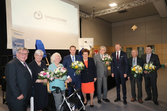 Gerhard John (l.), Norbert Dünkel (2.v.r.) und Barbara Stamm, Vorsitzende des Lebenshilfe Landesverbandes Bayern, ehren die Gründungsmitglieder der Lebenshilfe Nürnberger Land. | Foto: John R. Braun