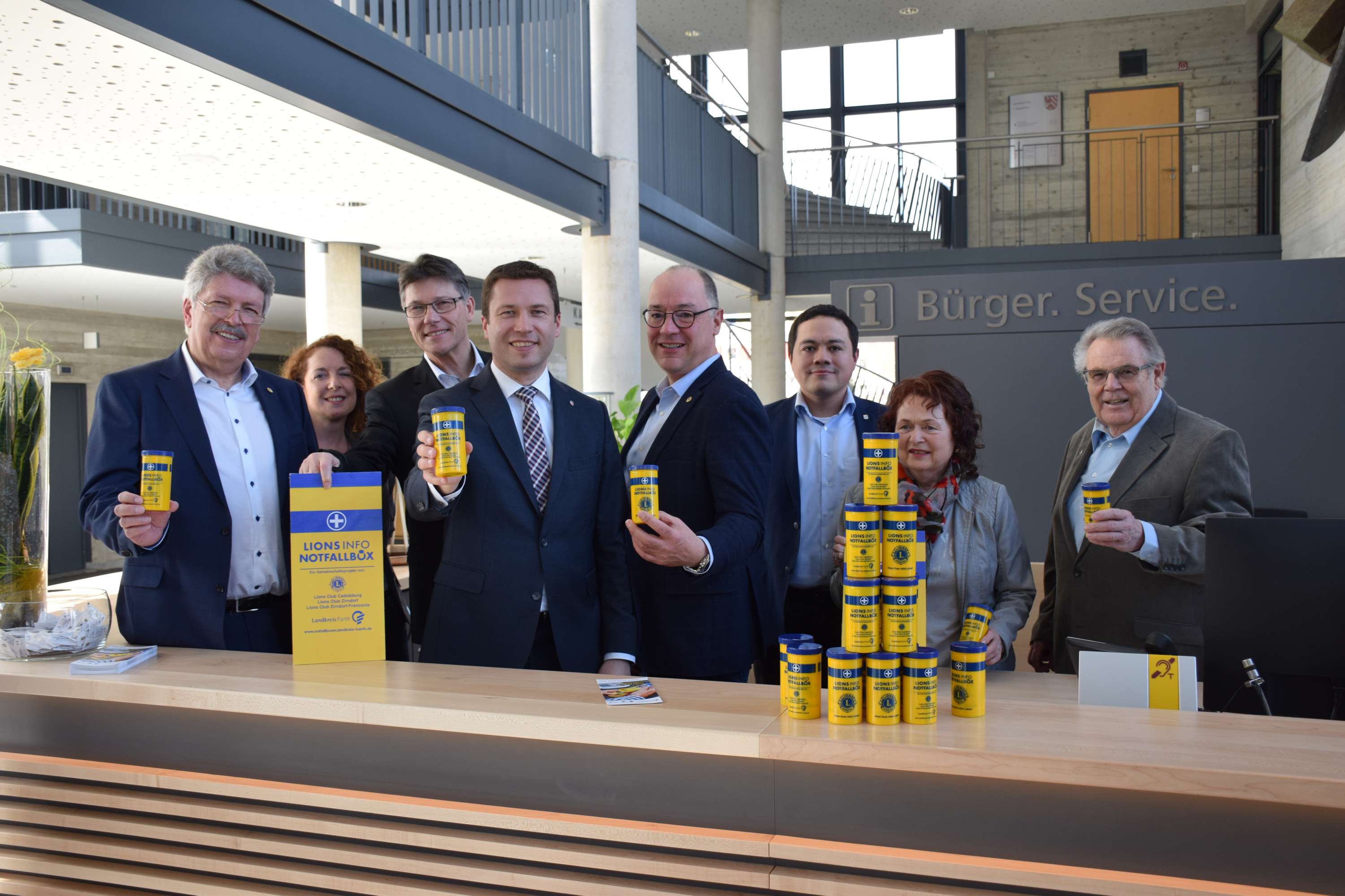 Hoffen, dass die Notfallbox oft im Kühlschrank zu finden ist (v.l.): Ulrich Kohler, Präsident, Lions Club Zirndorf; Tanja Maier, Seniorenbeauftragte im Landkreis Fürth; Jobst Dentler, Vize-Präsident des Lions Club Cadolzburg, Landrat Matthias Dießl, Dr. Ekkehardt Bismarck, Präsident des Lions Club Zirndorf-Franconia; Stephan Thirmeyer, Abteilungsleiter Soziale Angelegenheiten im Landratsamt Fürth; Therese Gabler, AG Senioren und Dieter Sieber, Sprecher AG Senioren im Landkreis Fürth.