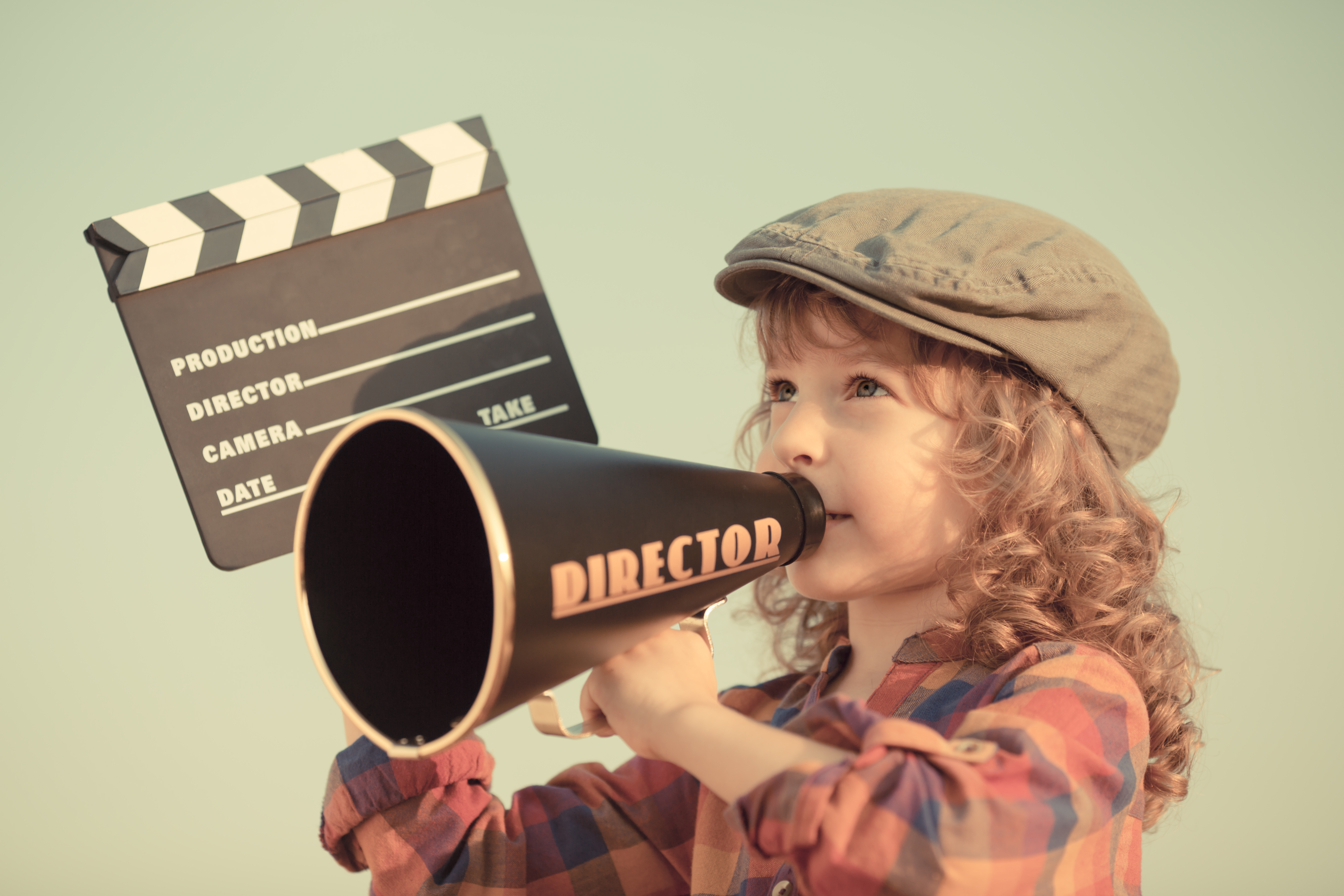 Egal, ob vor oder hinter der Kamera: In den Osterferien können Kinder ihr Talent am Set unter Beweis stellen.