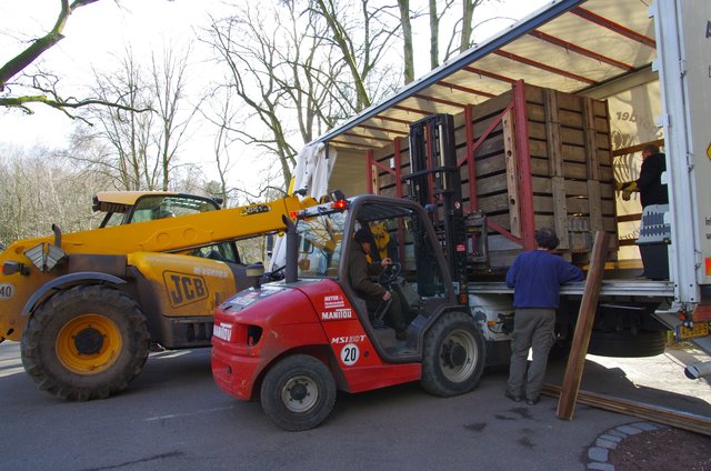 Verladen der Transportkiste mittels zweier Gabelstapler auf den Lastwagen. | Foto: Helmut Mägdefrau/Tiergarten Nürnberg