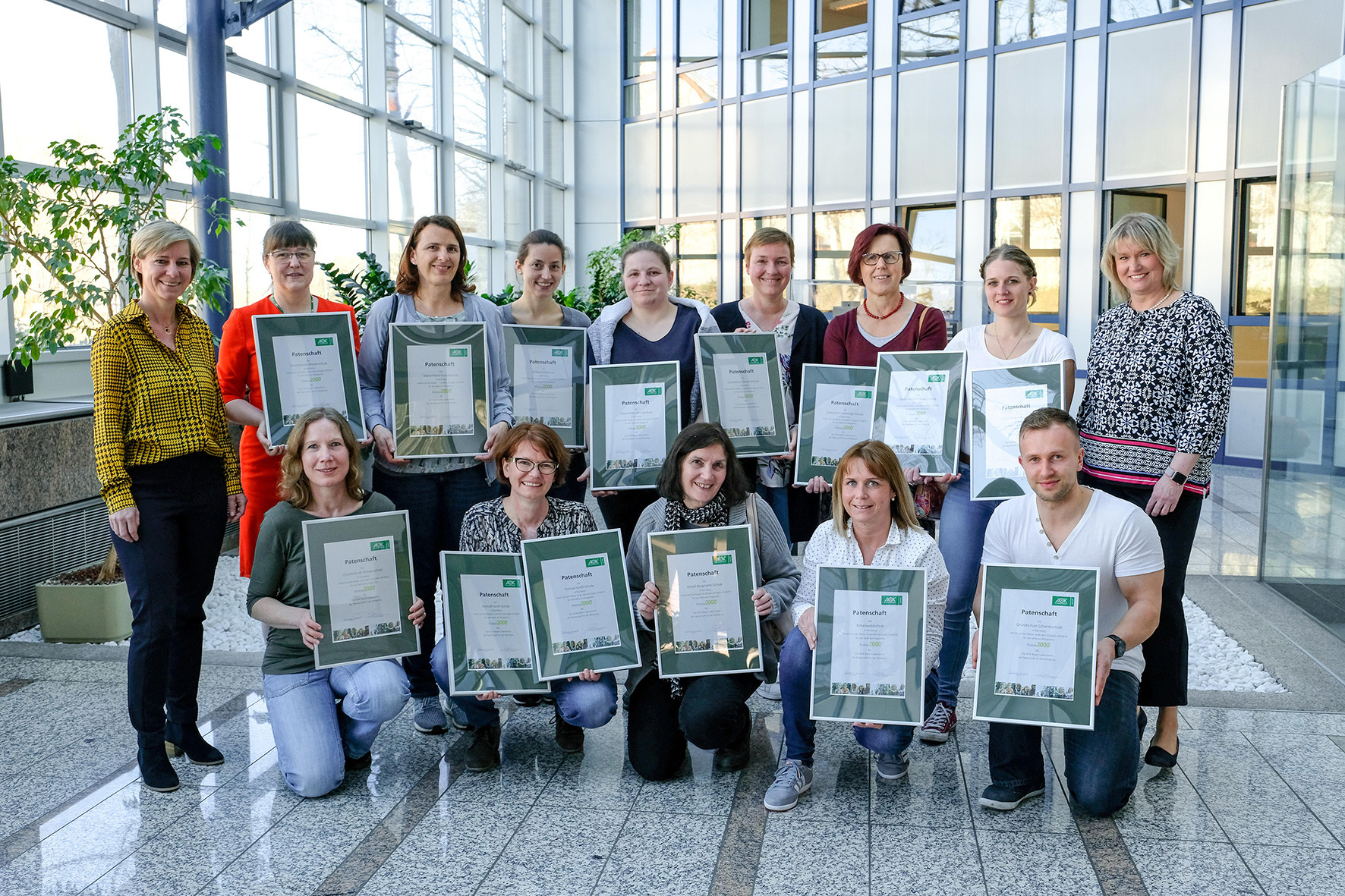 v.l. oben: Christine Brummer, Pressesprecherin der AOK in Mittelfranken, Dr. Christiane Kohlhof, Konrektorin der Grundschule Wiesenschule, Nathalie Büttner, Lehrerin an der Maria-Ward-Grundschule, Carmen Steffan, Lehrerin an der Birkenwald Grundschule, Stefanie Tluczynski, Lehrerin an der Maria-Ward-Grundschule, Silke Schatz, Lehrerin an der Grundschule Scharrerschule, Claudia Hirsch, Schulleiterin der Georg-Paul-Amberger-Schule, Rebecca Welsel, Gesundheitsförderin „Klasse2000“, Silke Kuhr, regionale Koordinatorin Bayern Nord des Vereins „Klasse2000 e.V.“, Claudia Oelsner, Gesundheitsförderin „Klasse2000“, Yvonne Wohlleben, stellv. Schulleitung der Konrad-Groß-Schule, Lieselotte Niekrawitz, Schulleiterin der Gretel-Bergmann-Schule, Melanie Scheuerbrand, Lehrerin an der Birkenwald Grundschule, und Manuel Riester, Gesundheitsförderer „Klasse2000“, freuen sich über die Förderurkunden des Projekts „Klasse2000“.