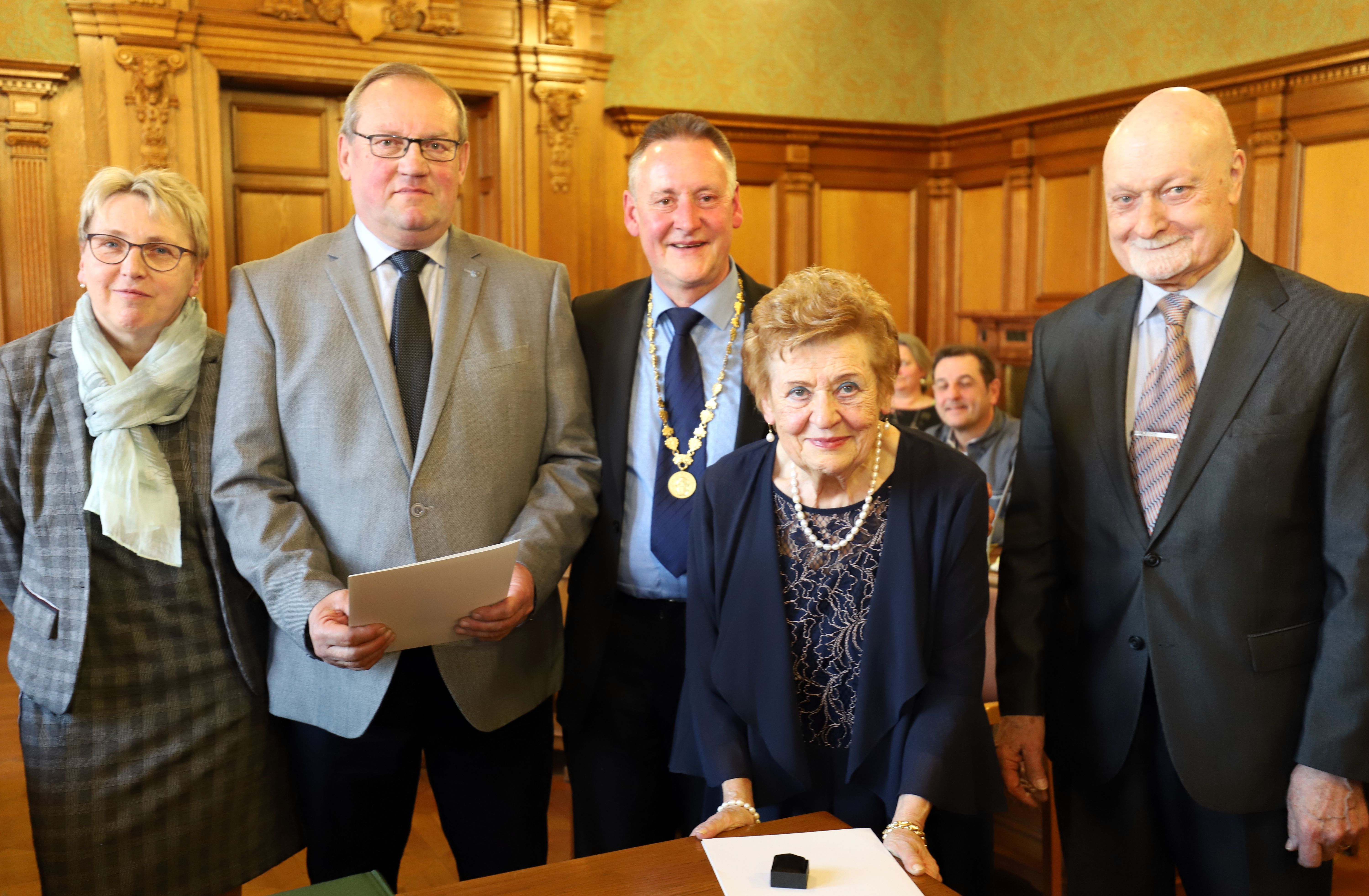 Große Auszeichnung: Oberbürgermeister Thomas Jung hat Hella Heidötting (2. v. re.) mit dem Goldenen Kleeblatt und Günther Kleinlein (2. v. li.) mit dem Ehrenbrief der Stadt Fürth im Rahmen der jüngsten Stadtratssitzung geehrt. Mit ihnen freuten sich ihre Ehepartner Petra Kleinlein (li.) und Hans Heidötting (re.).