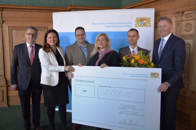 Niederlassungsförderung für Ärzte (v.l.): Erich Odörfer (Erster Bürgermeister Stadt Altdorf bei Nürnberg), Cornelia Trinkl (stv. Landrätin des Landkreises Nürnberger Land), Dr. Thomas Hrach (ehem. Geförderter), Bayerns Gesundheitsministerin Melanie Huml, Dr. Florian Rehner sowie den Landtagsabgeordneten Norbert Dünkel.