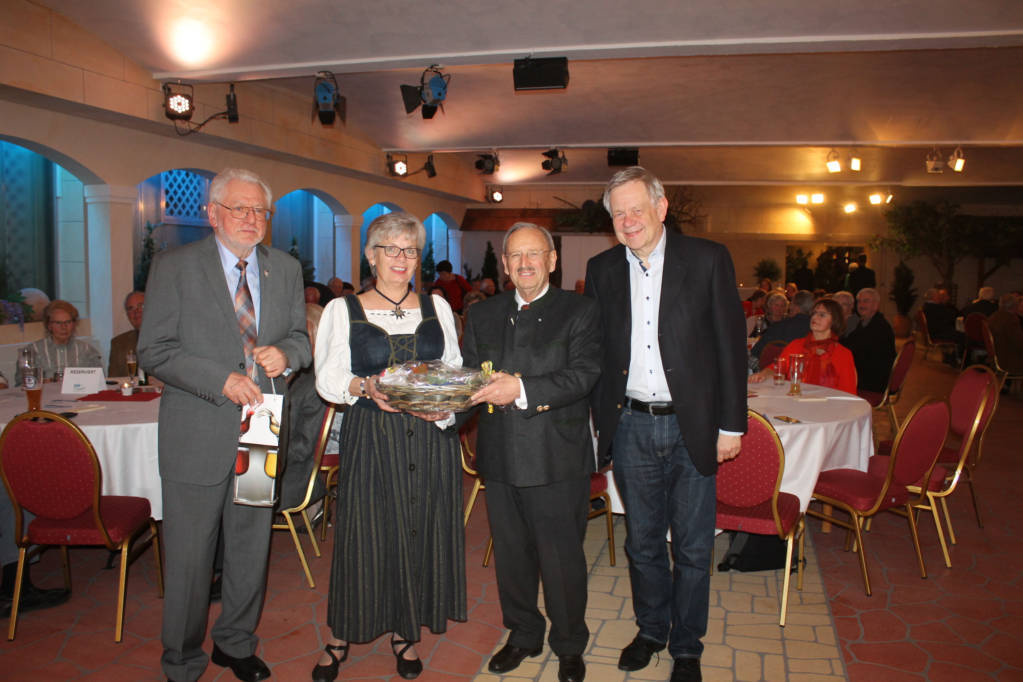 Ein Dankeschön nach einem gelungenen Vortrag (v.l.) Stefan Kosmann, Helga Janich (stellvertretende Kreisvorsitzende der Senioren Union), Reinhold Bocklet und Karl Freller (Vorsitzender CSU-Kreisverband Schwabach).