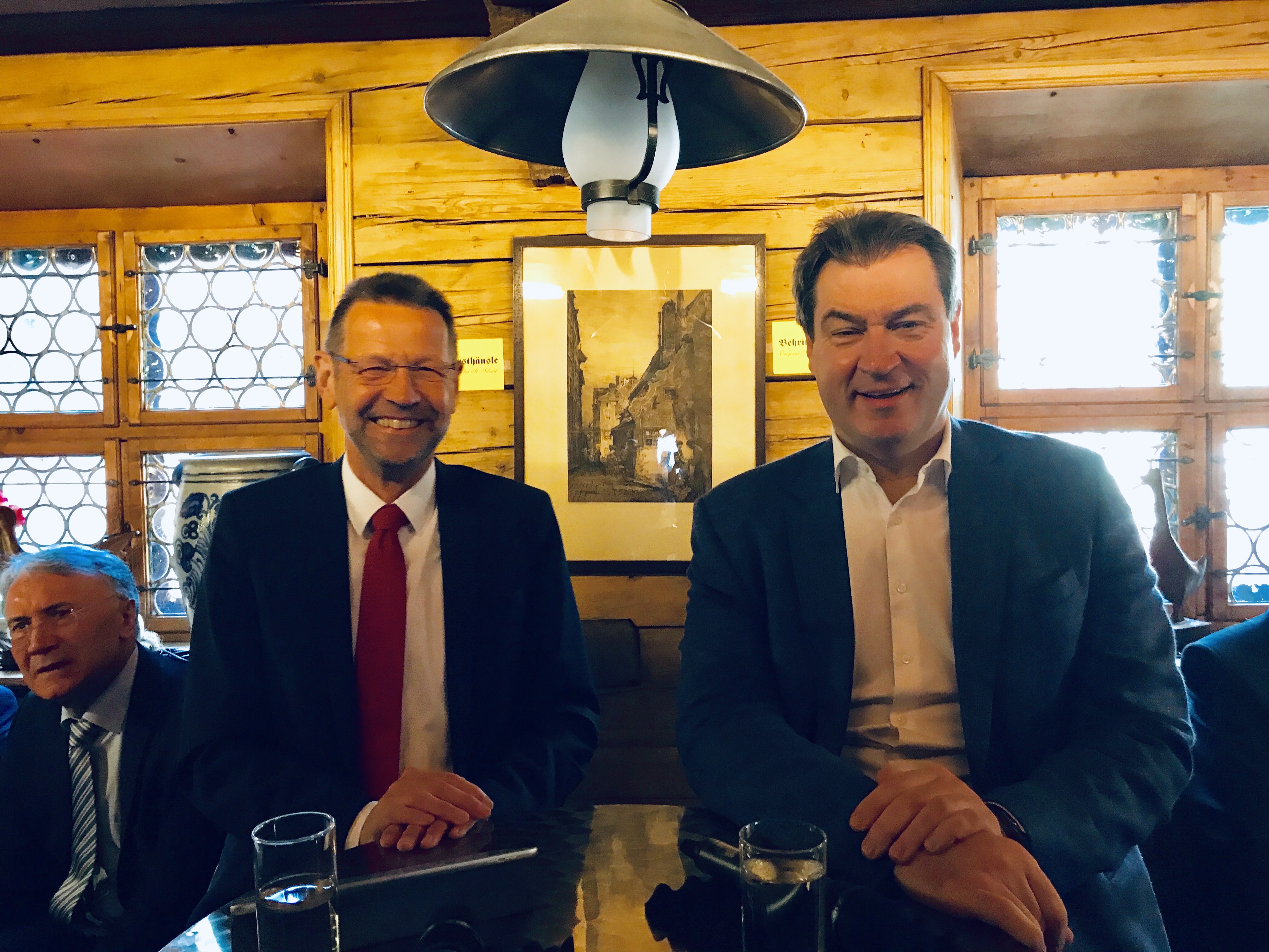 Ministerpräsident Dr. Markus Söder (CSU, rechts) mit Moderator Martin Wagner.
