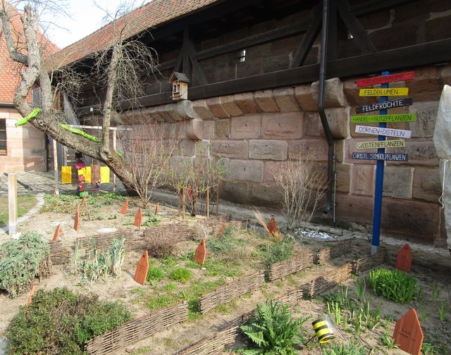 Der Garten mit biblischen Kräutern und Blumen an der Wehrmauer