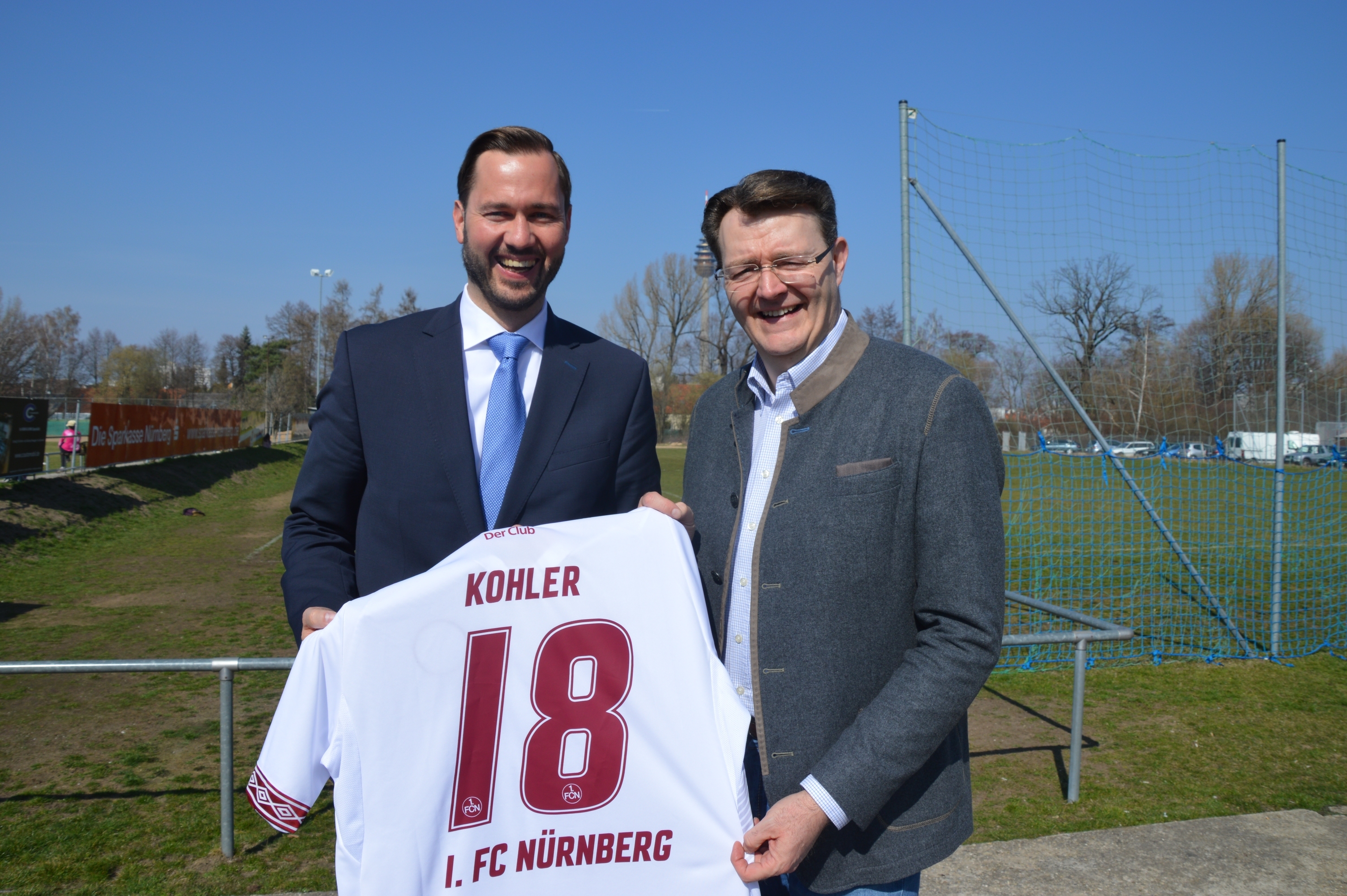 Als Wahlleiter fungierte CSU-Bezirksvorsitzende Michael Frieser MdB (rechts). Dieser überreichte Jochen Kohler
als Erinnerung an seine letztjährige Wahl in den Landtag ein Trikot seines Lieblingsvereins.