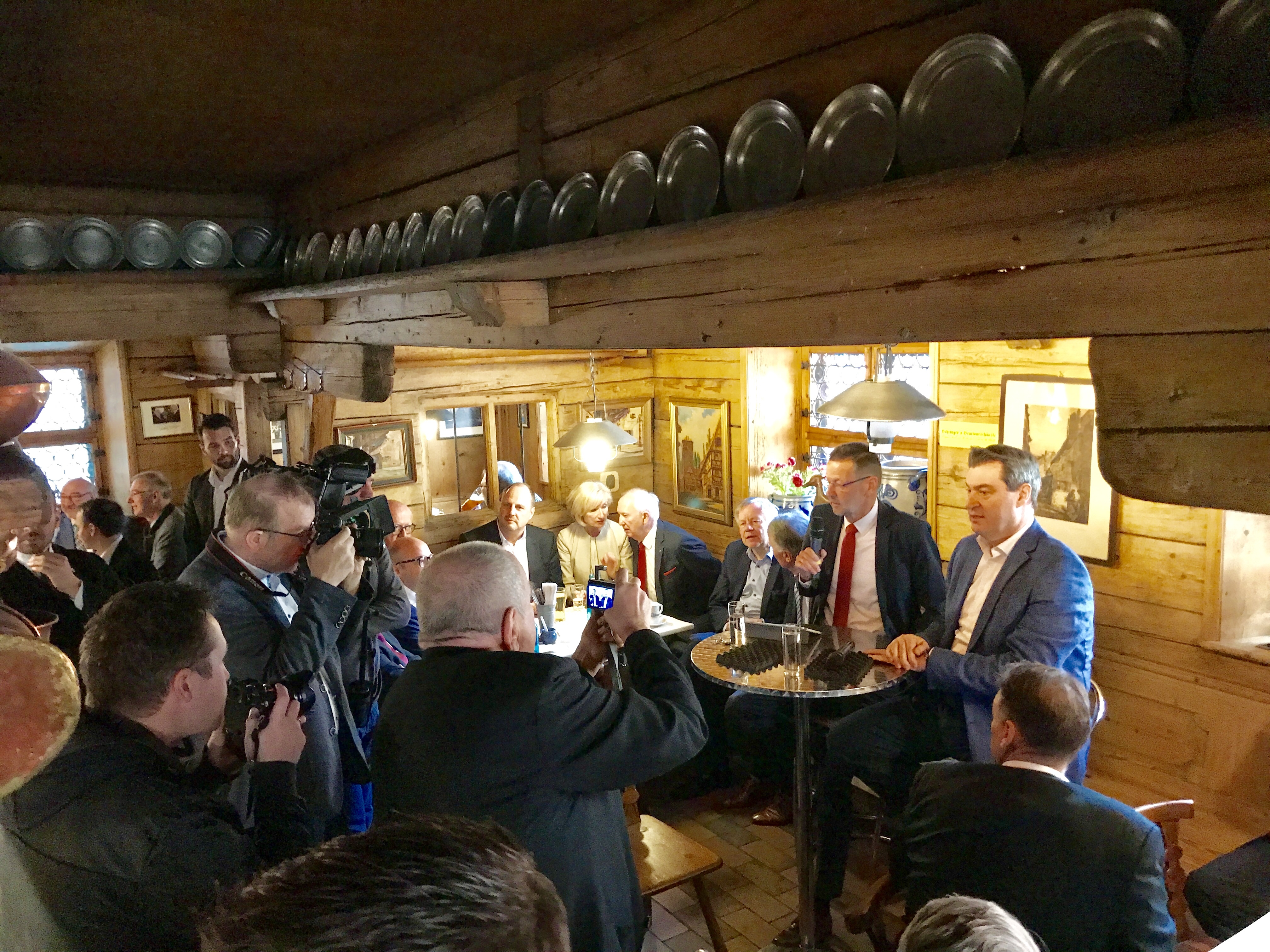 Drangvolle Enge im Bratwursthäusle bei St. Sebald.