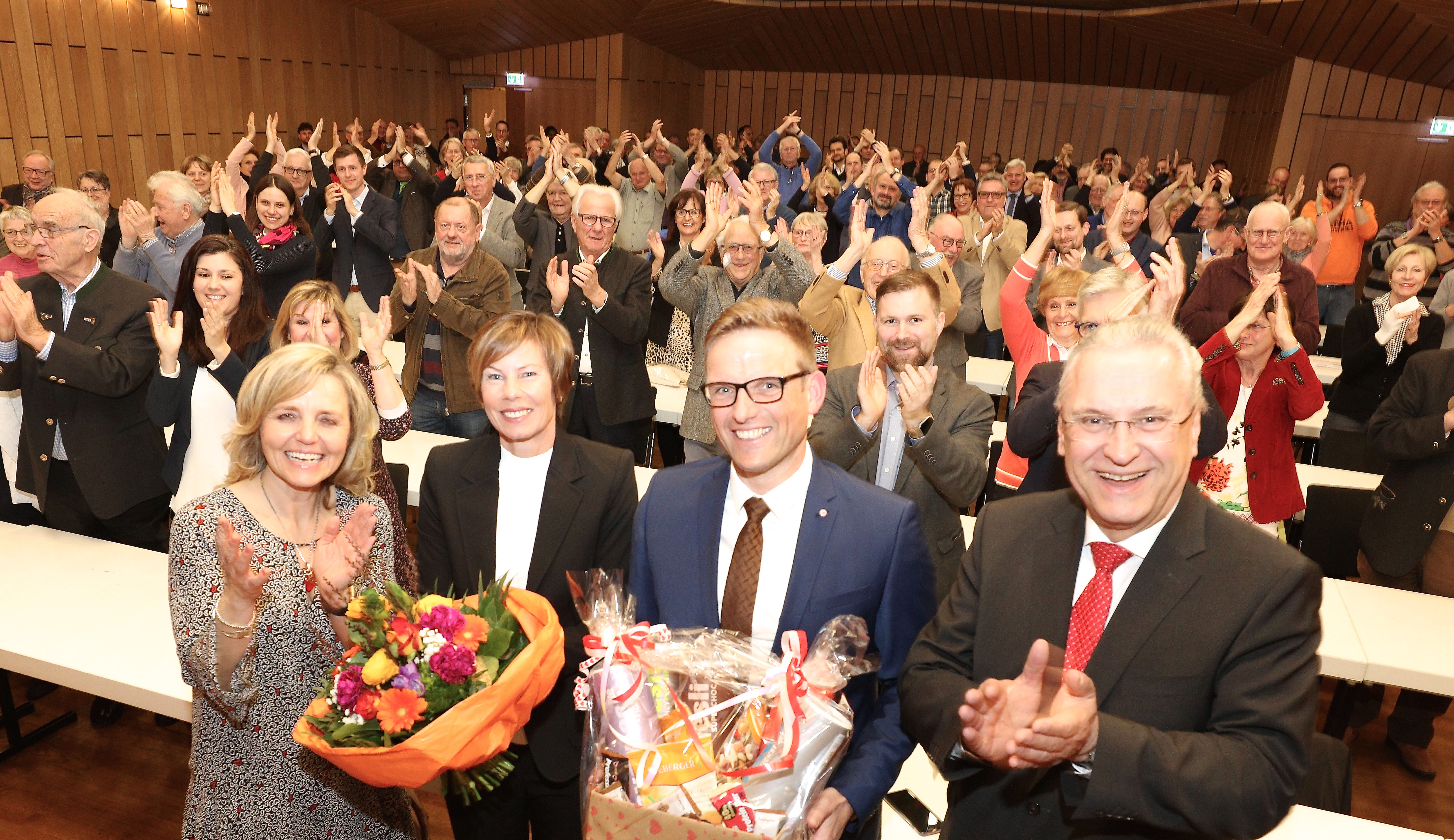 OB-Kandidat Jörg Volleth (3.v.l.), Sandra Volleth (2.v.l.), CSU-Kreisvorsitzende Alexandra Wunderlich und Bayerns Innenminister Joachim Herrmann. Foto: © Kurt Fuchs