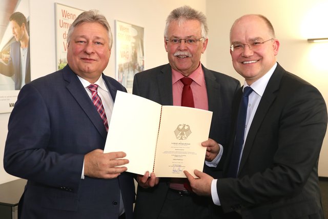 Für die E-NERGIE gibt es 3.836.479 Euro Bundesfördermittel (v.l.): MdB Martin Burkert, Karl-Heinz Pöverlein (Vorstandsmitglied VAG/E-NERGIE) und MdB Sebastian Brehm.  | Foto: Nicole Fuchsbauer