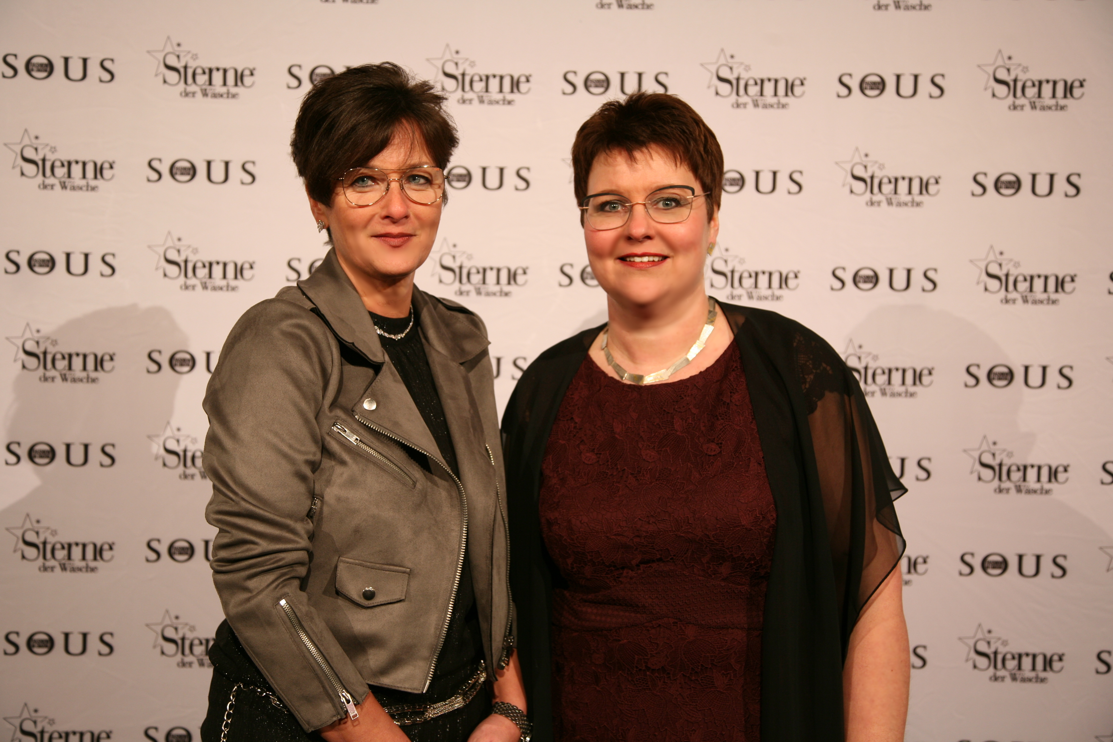 Andrea Hennies (l.) und Christine Fiedler von „Dessous & Du“ freuen sich über die große Auszeichnung.