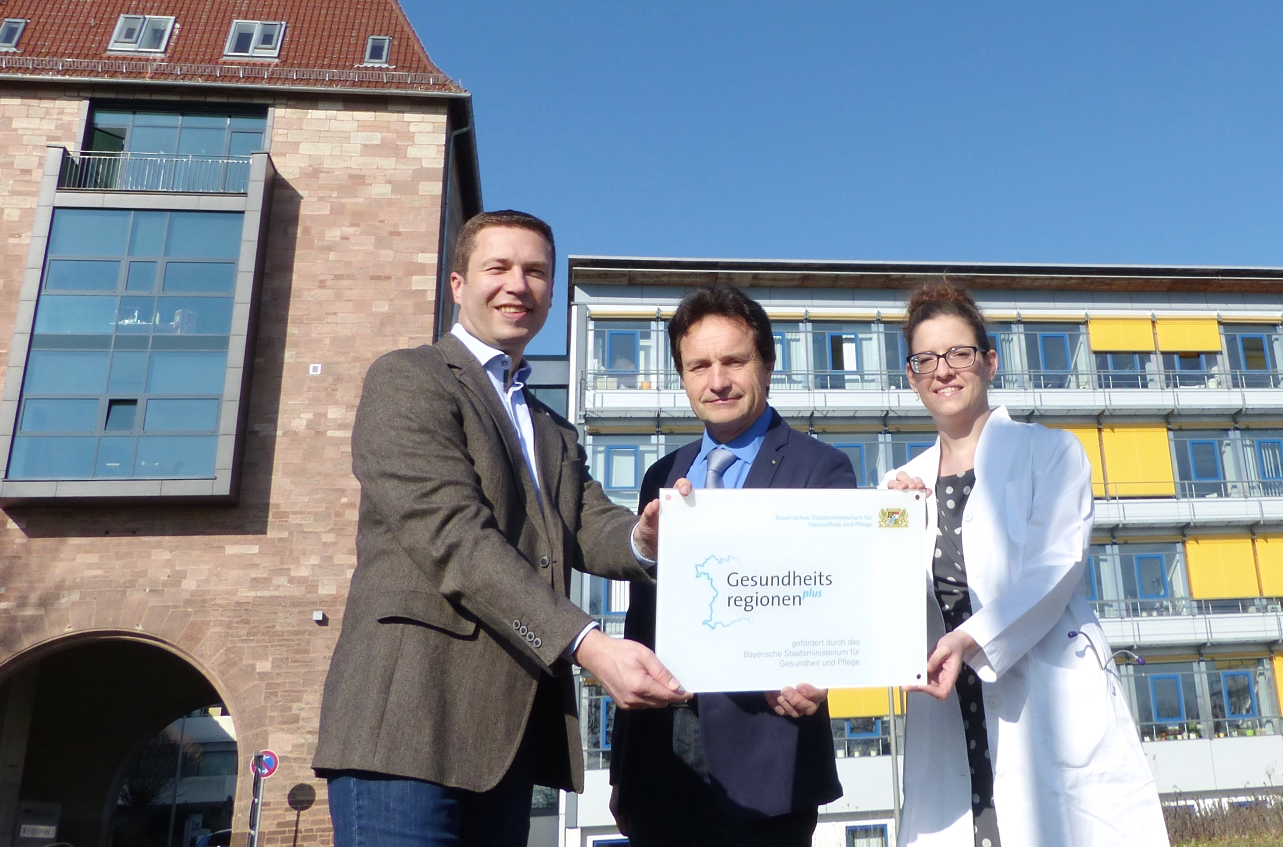 Der Landkreis ist mit dabei: Stolz präsentiert Landrat Matthias Dießl (l.) mit Dr. Carolin Sieber und Dr. Werner Hähnlein (beide Gesundheitsamt) die Plakette für die GesundheitsregionPLUS. Foto: © Uwe Müller