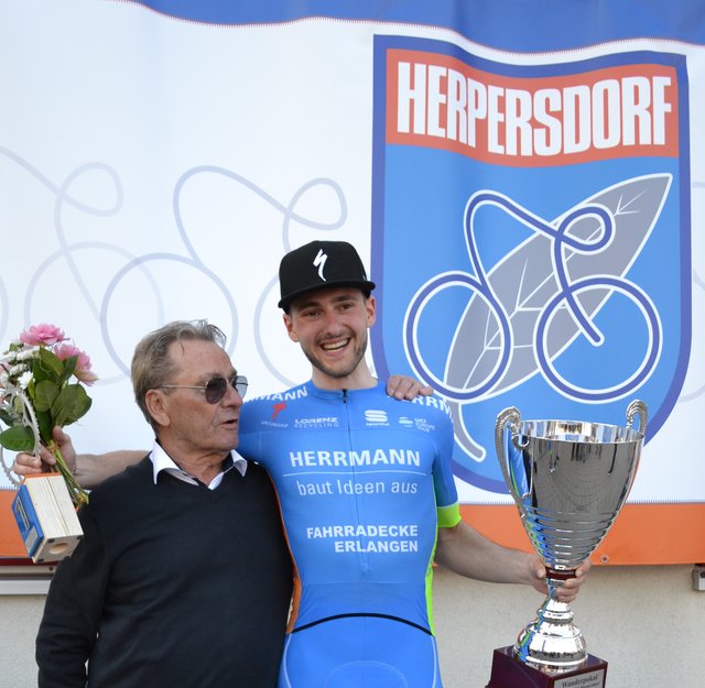 Fritz Neuser gratulierte als Erster dem verdienten Sieger Leon Echtermann
 | Foto: Manfred Marr